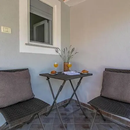 Lovely Veli Vrh Apartment